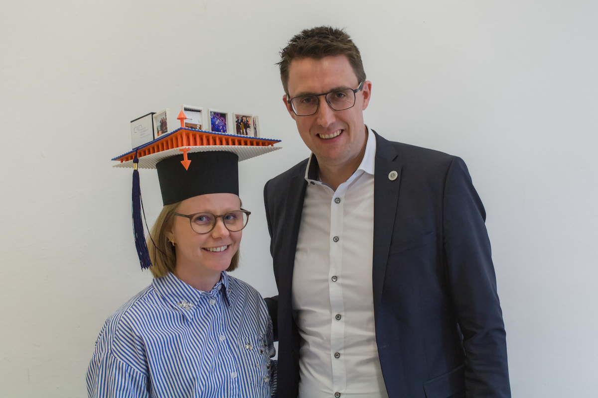 Dr.-Ing. Michelle Hedvard mit Doktorhut und Betreuer